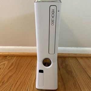 White XBOX 360 with all cables included + vintage FIFA game